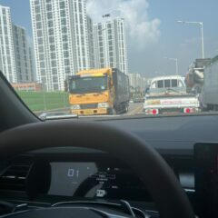 뒤에서 살피는 법 배웠어요